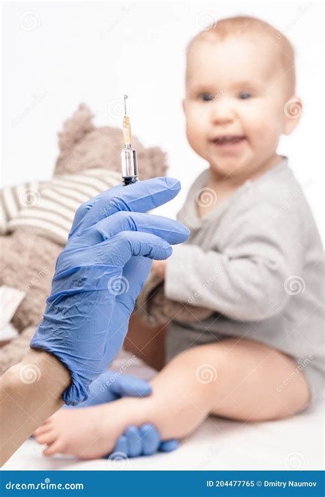Neonata riceve vaccinazione