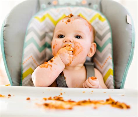 Bambino seduto durante lo svezzamento