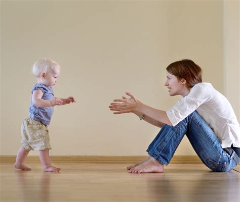 Bambino che muove i primi passi