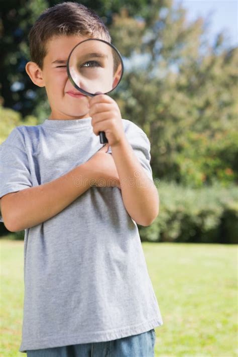 bambino che guarda una giostrina