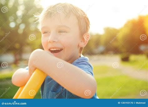 Bambino che gioca all'aperto sotto il sole