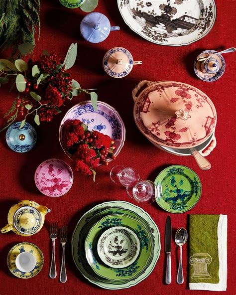 Tavola con bomboniere tradizionali italiane