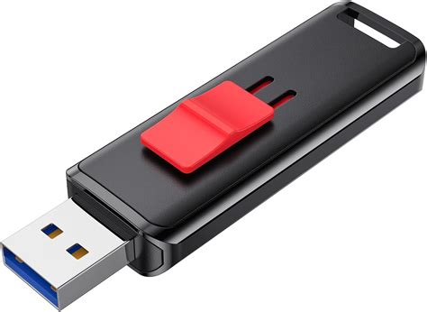 Rendering fotorealistico di una chiavetta USB in metallo posizionata su una scrivania moderna