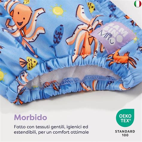 bambino che indossa un costumino contenitivo