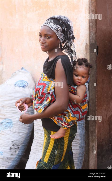 Madre africana che porta il suo bambino fasciato sulla schiena