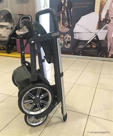 Manovrabilità del telaio Inglesina Aptica con una mano