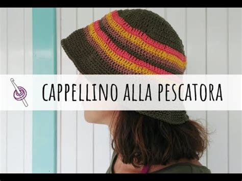Un bambino che indossa un moderno cappellino alla pescatora durante una giornata al parco