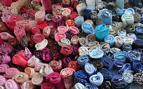 Una selezione di cappellini bucket in vari colori e tessuti pronti per essere personalizzati