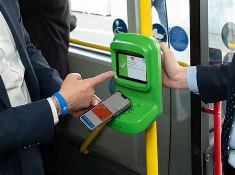 Passeggero che convalida il biglietto sull'autobus