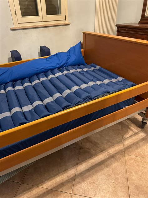 bambino a letto con materasso antidecubito