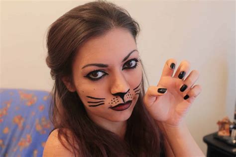 Occhio con trucco da gatta dettagliato