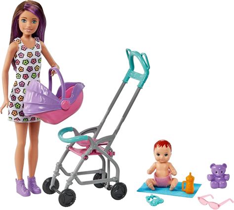 Barbie con un passeggino colorato in mano