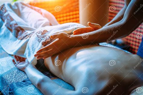 Mani di un genitore che massaggiano la pancia di un neonato