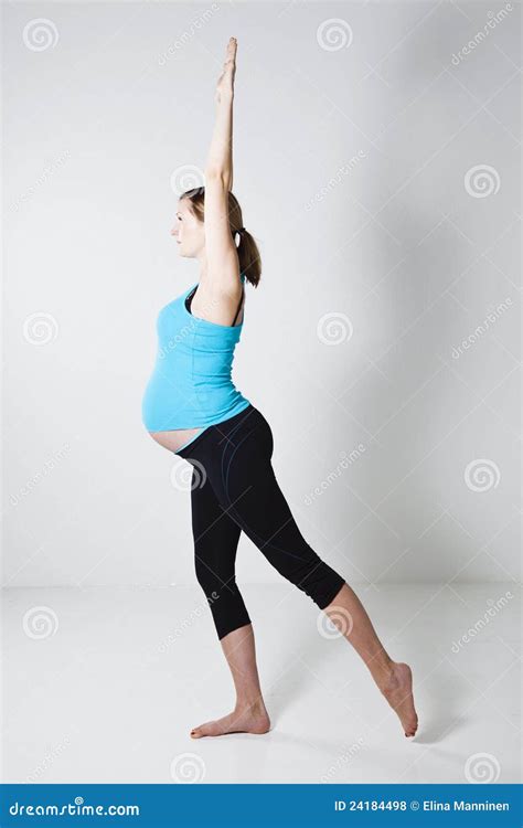 Donna incinta che fa stretching leggero