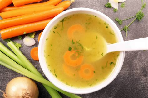 Componenti di un brodo vegetale: carota, zucchina, patata, finocchio