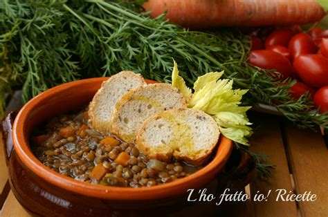 Ciotola con crema di lenticchie e pane tostato