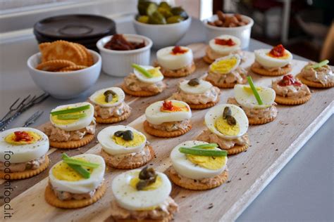 Bambino che si auto-alimenta con finger food