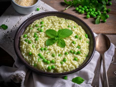 Piatto di risotto con piselli