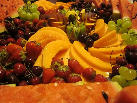 Bambino che osserva con curiosità un piatto di frutta