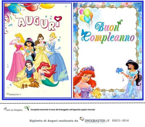bambina felice con un grande biglietto d'auguri colorato