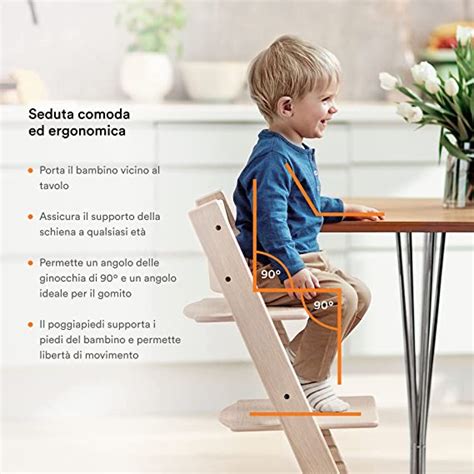 illustrazione di un seggiolone evolutivo in legno con bambino che mangia a tavola
