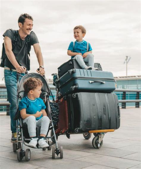 Bagaglio a mano e passeggino in aeroporto
