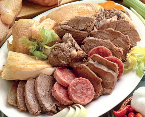 Un suggestivo vassoio di bollito misto piemontese accompagnato da una ciotola di salsa verde fresca
