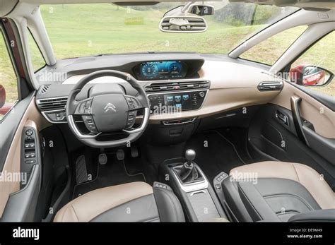 Interni della seconda generazione Citroën C4 Picasso, con doppio schermo centrale