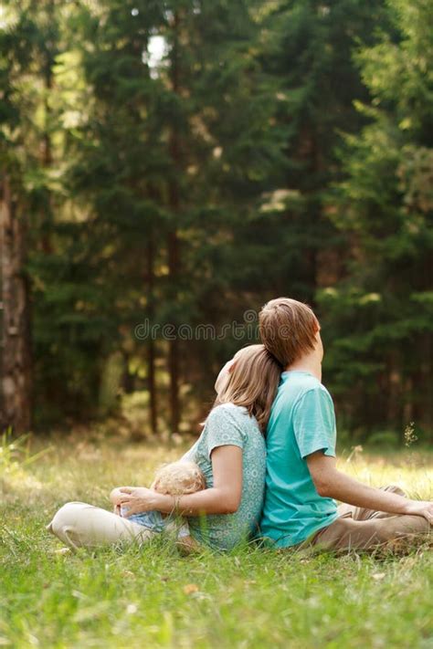Famiglia che si gode la natura in campeggio