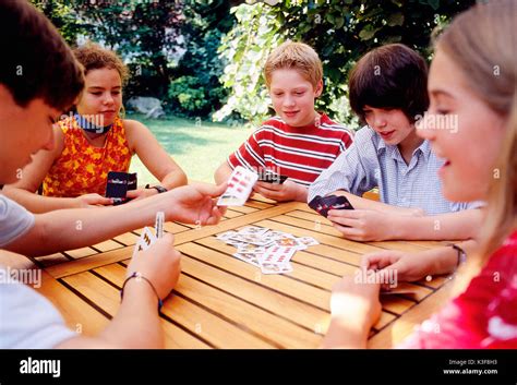 Bambini che giocano a carte in campeggio