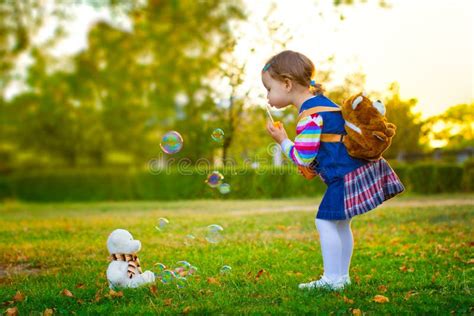Bambina che gioca comodamente vestita