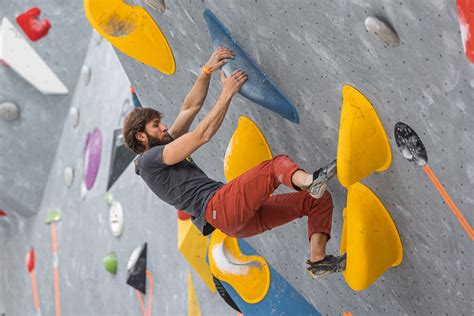 Bambini che praticano bouldering in una palestra indoor