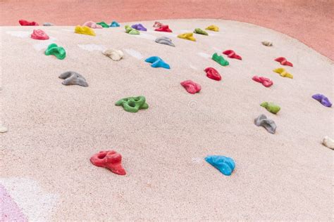 Bambini arrampicano su roccia in ambiente naturale con istruttore