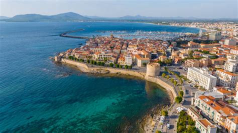 Vista panoramica di Alghero al tramonto