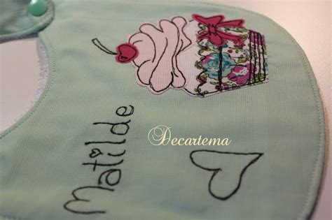 bavaglino con nome ricamato e decorazioni floreali in stoffa