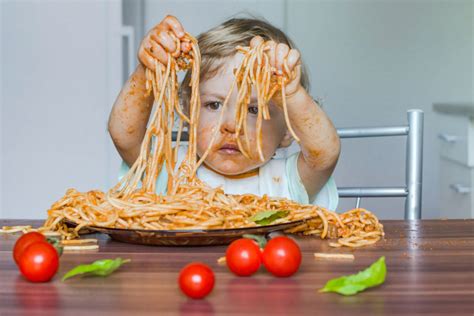 Bambino che mangia cibo a pezzetti
