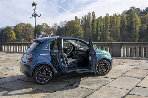 Bambino al volante della Fiat 500 Star con radiocomando