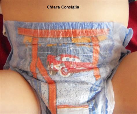 bambino che indossa pannolino mutandina