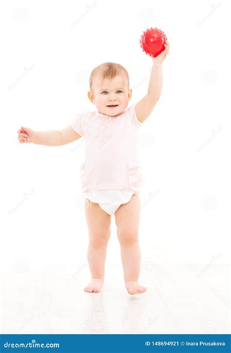 bambino che gioca liberamente indossando un pannolino mutandina
