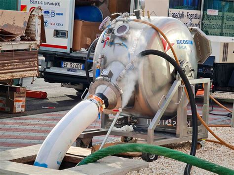 Infografica che spiega il processo di relining delle tubature.