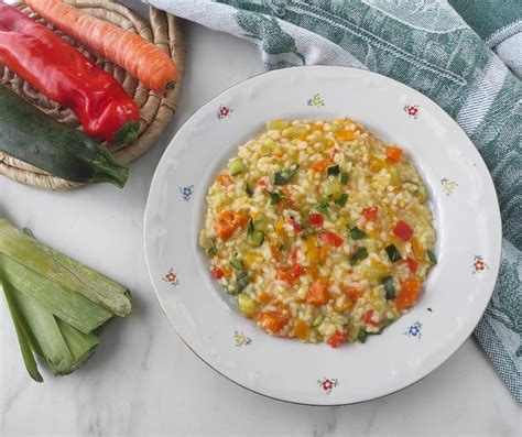 Piatto colorato di riso con verdure fresche tagliate a piccoli cubetti