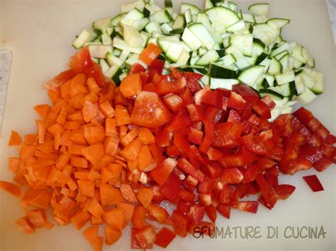 Verdure fresche tagliate a cubetti pronti per la preparazione