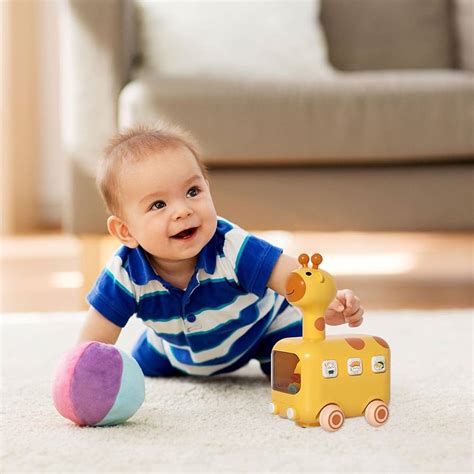 Bambino che gattona circondato da giocattoli colorati