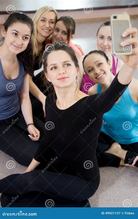 Gruppo di ragazze che indossano tute sportive coordinate durante una pausa post-allenamento