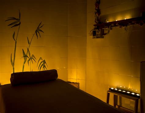 Centro benessere olistico con ambiente rilassante e luci soffuse