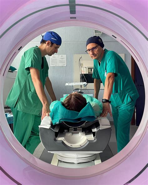 Rappresentazione concettuale di una procedura di radiologia interventistica guidata da TC