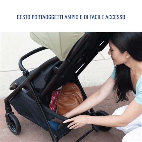 Bambino che viene caricato in auto un passeggino leggero