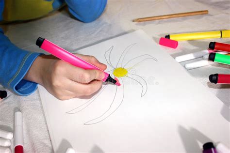 Bambina che disegna su un foglio