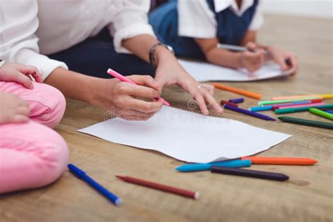 Bambini che disegnano la famiglia