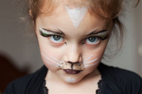 Bambina con trucco da gatto di carnevale